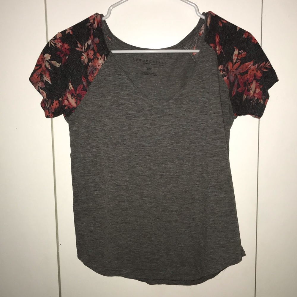 AEROPOSTALE Tee w/ Red Floral Sleeves